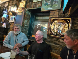 Premiere soirée au pub à Malahide, Alan Mulholland au centre