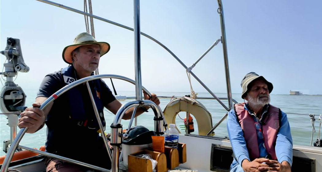 Au moteur, au large de Fort Boyard
