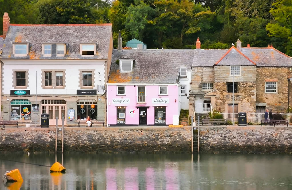 Avec beaucoup de restaurants et de boutiques d'art