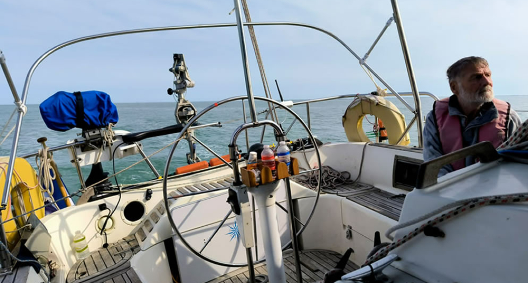 Barre amarrée, le petit pilote électriqque commande le safran de l’Hydrovane