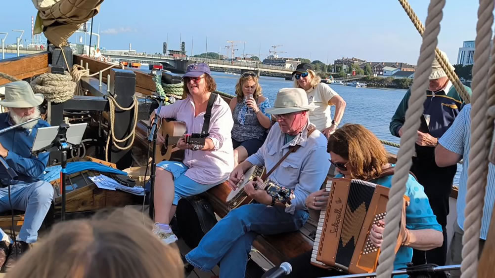 Des musiciens locaux, à bord du Leader