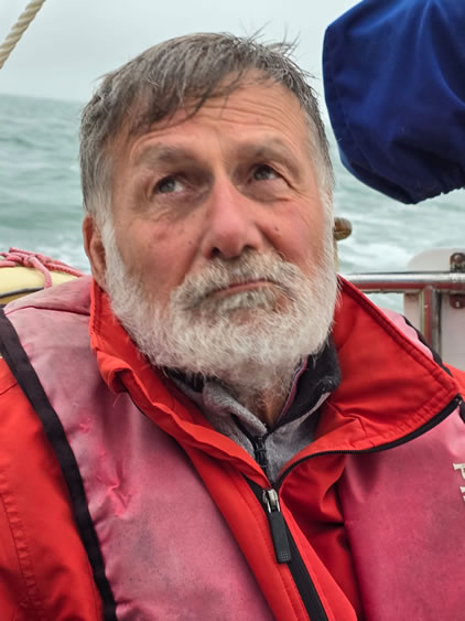 Eric est plutôt pensif