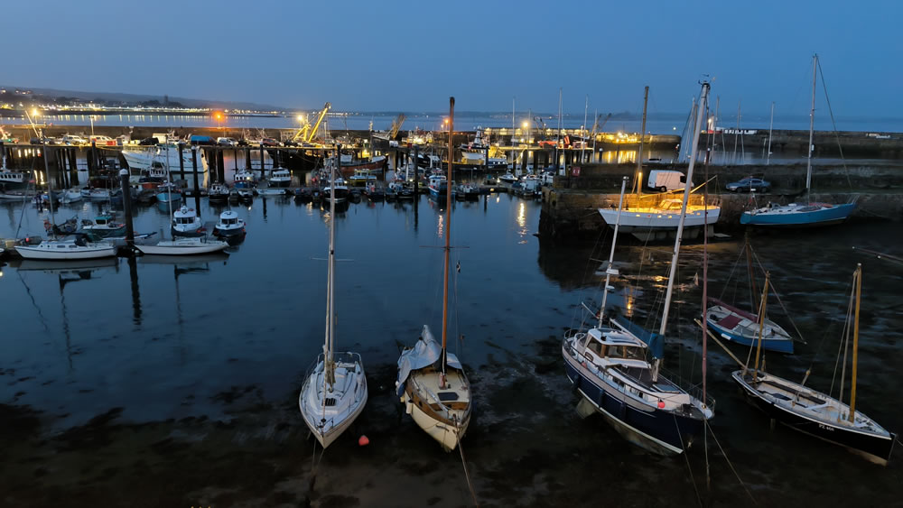 Le crépuscule tombe sur ce port de pêche
