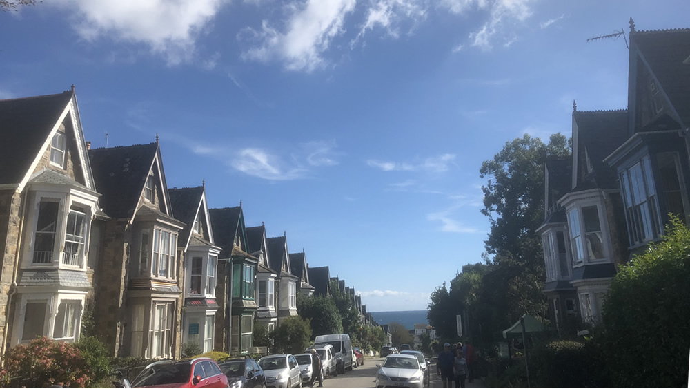 Voici une rue de Penzance qui descend vers la baie