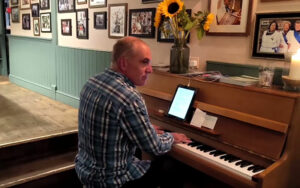 The friendly pianist at the Harbour Inn