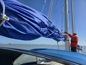 Too llittle wind now, we stow the sails.
