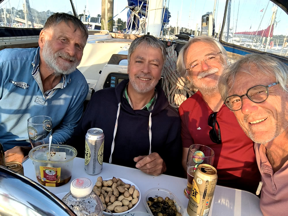 and the inavoidables "apéros" on board (always well deserved!)